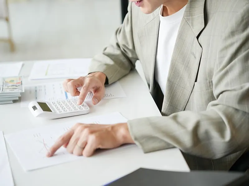 財務圖表與全球商業分析示意